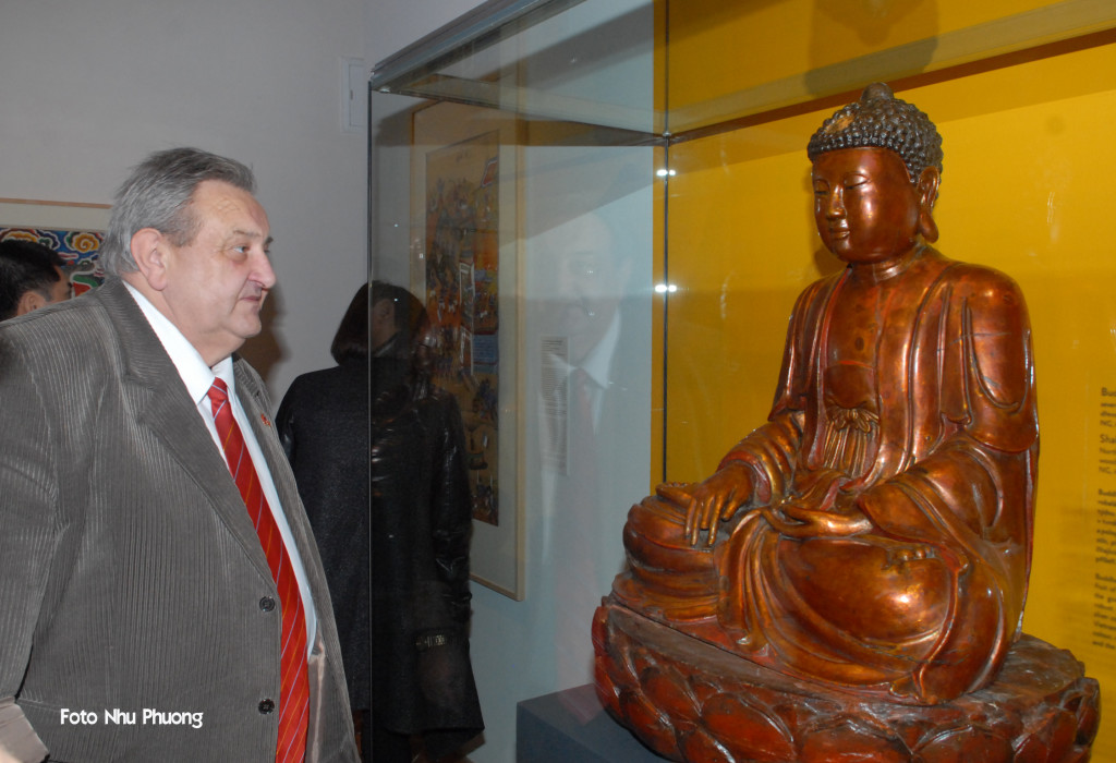 Předseda ČVS Marcel Winter si se zájmem prohlíží sochu Budhy při slavnostním otevření výstavy 6.2.2014.