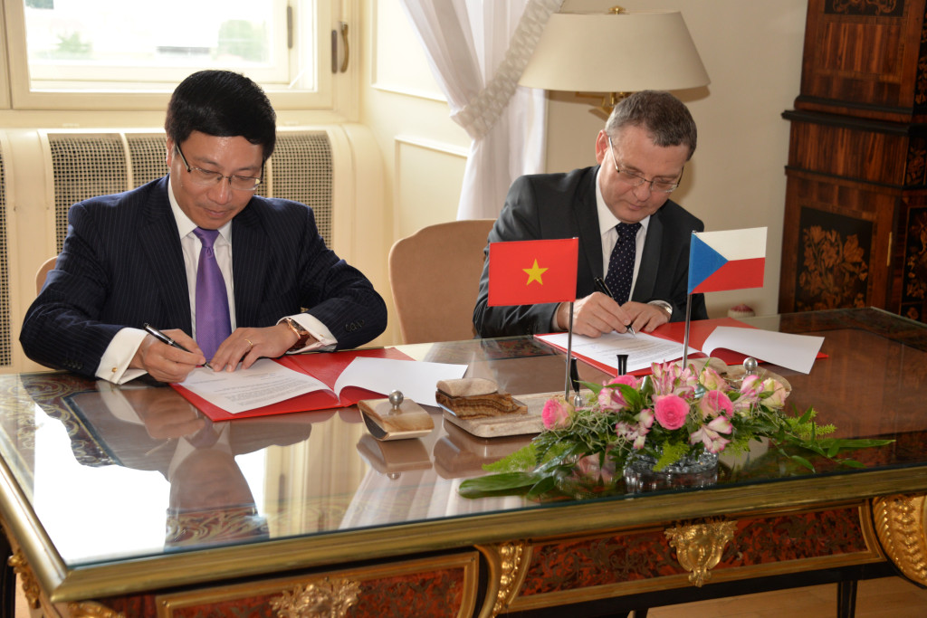 Ministři Pham Binh Ninh a Lubomír Zaorálek podepsali memorandum o spolupráci  (2)