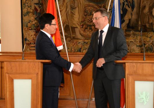 Ministři zahraničních věcí VSR a ČR Pham Binh Minh a Lubomír Zaorálek 24 7  v Praze (2)