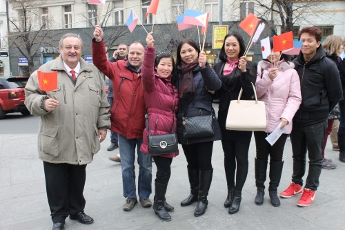 Předseda ČVS Marcel Winter, místopředseda ČVS PaeDr.Miloš Kusý s manželkou a vietnamští přátelé na protičínské demonstraci