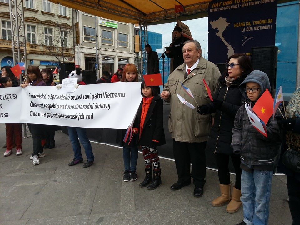 Předseda ČVS Marcel Winter na protičínské demonstraci v Praze na Václavském náměstí
