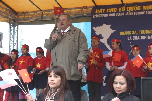 Předseda ČVS Marcel Winter přednesl projev na protičínské demonstraci 22.3. na Václavském náměstí v Praze
