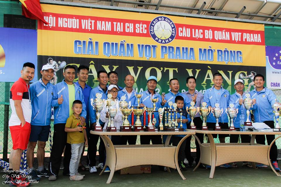 Soutěžící tenisové kluby Vietnamců se fotily před poháry.
