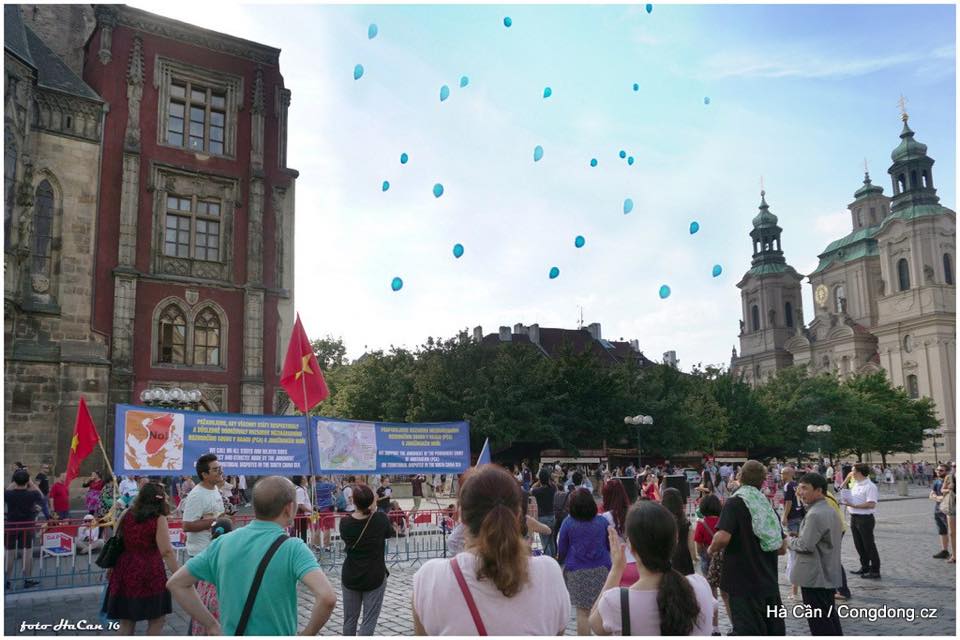 Demonstrace 23.8 - vypouštění balonků míru