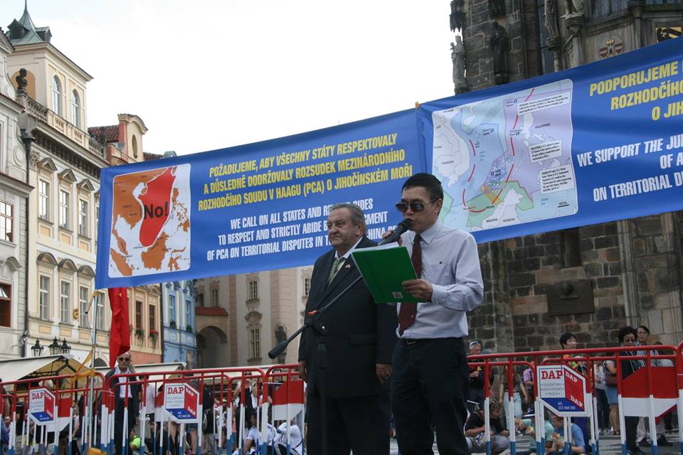 Demonstrace Vietnamců 23.8.2016 na Staroměstském náměstí v Praze